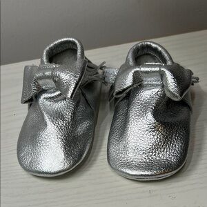 NWT Freshly Picked Silver Baby Moccasins with Bow Detail Size 1